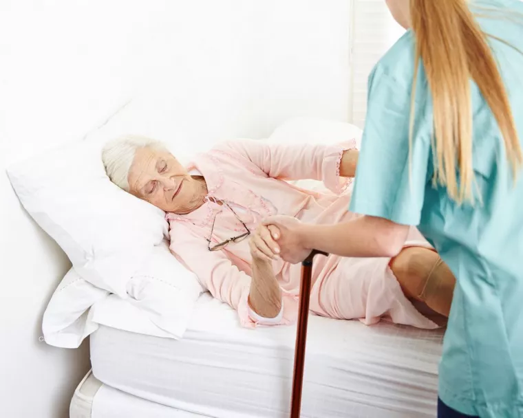Faire la toilette quotidienne d'une personne âgée à son domicile par un infirmier, Vallauris, Cabinet de soins infirmiers Liberté