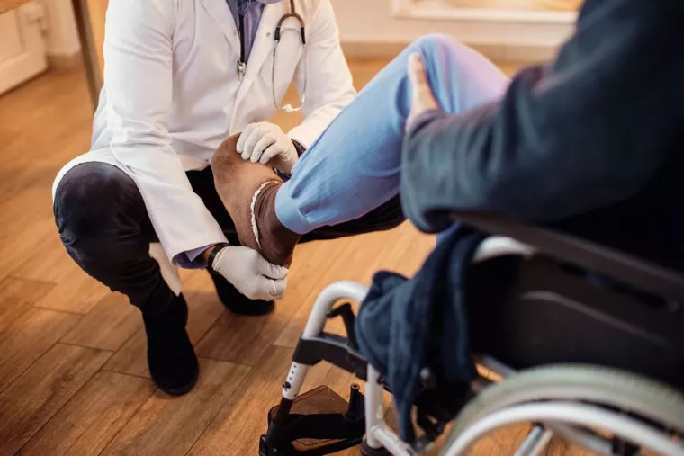 Personne âgée ayant besoin d'un infirmier pour enfiler ses bas de contention, Vallauris, Cabinet de soins infirmiers Liberté