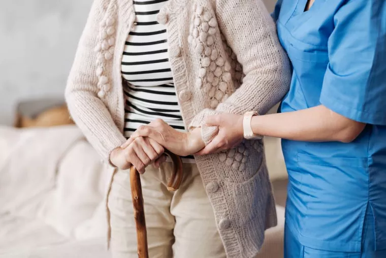 Soin de nursing par un infirmier pour personne dépendante, Vallauris, Cabinet de soins infirmiers Liberté